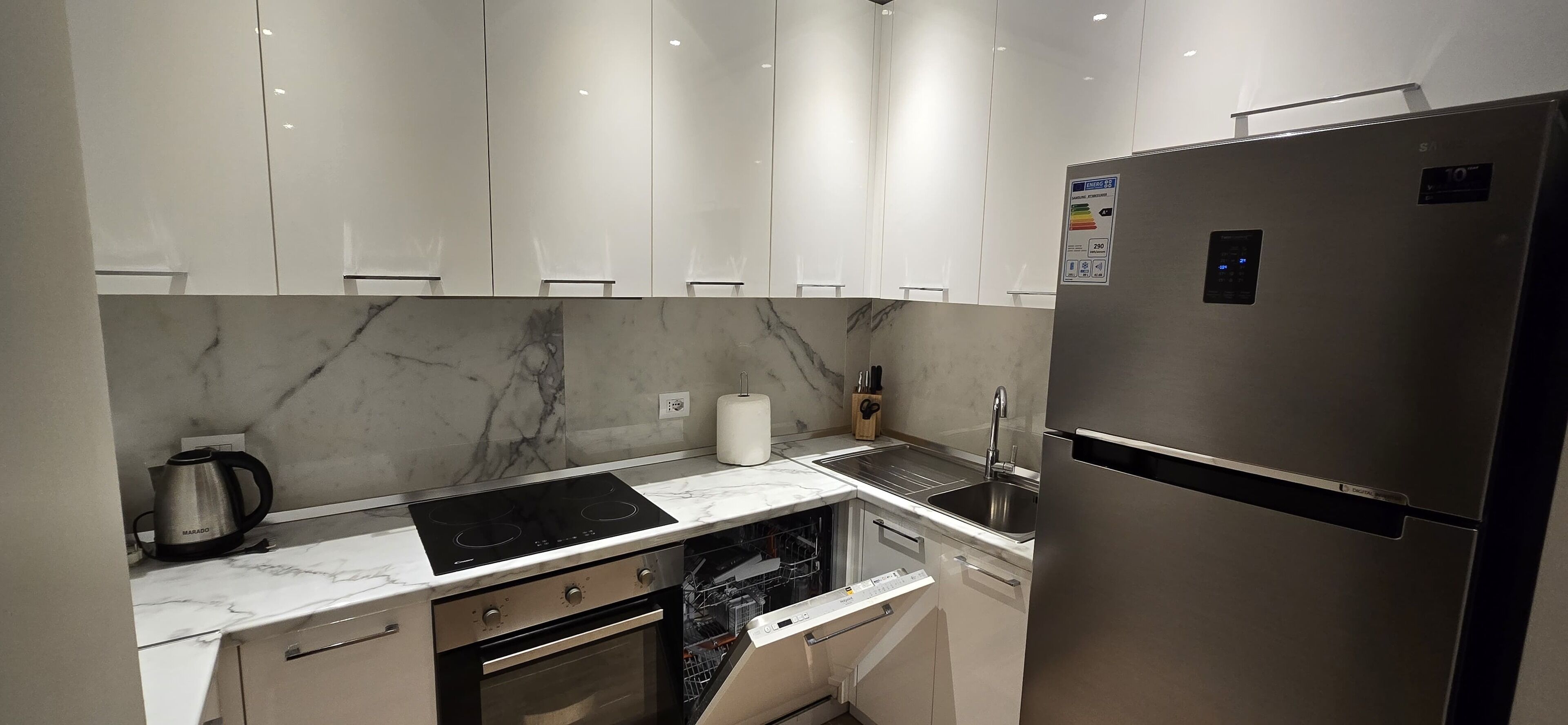 Deluxe Studio | Private kitchen | Fridge, oven, stovetop, dishwasher