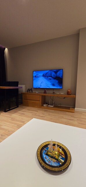 Deluxe Studio | Living area | Flat-screen TV - Arkle Apartment 5 (Tirana)