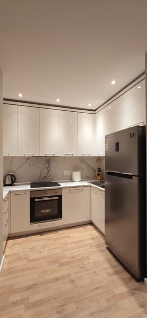 Deluxe Στούντιο | Ιδιωτική κουζίνα | Ψυγείο, φούρνος, μαγειρικές εστίες, πλυντήριο πιάτων