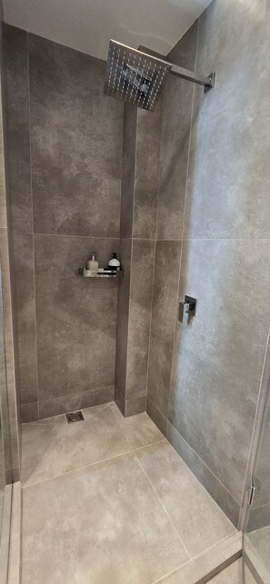 Deluxe Studio | Bathroom | Shower, hair dryer, slippers, towels - Arkle Apartment 5 (Tirana)
