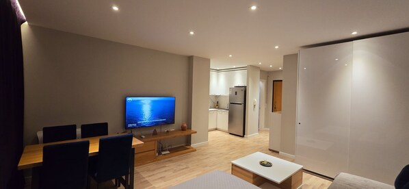 Deluxe Studio | Living area | Flat-screen TV - Arkle Apartment 5 (Tirana)