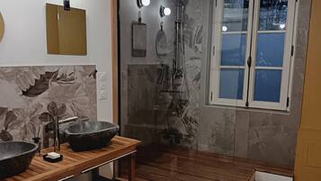 Douche, sĂšche-cheveux, serviettes fournies, savon