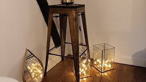 A wooden floor with a black lamp, a mirror, and a glass cube with lights. - Gîte L'instant Ressource in the heart of Puisaye-Forterre (Villiers-Saint-Benoît)