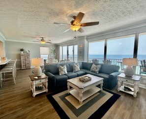 คอนโด, หลายเตียง (Hidden Dunes 1605) | บริเวณนั่งเล่น | ทีวี