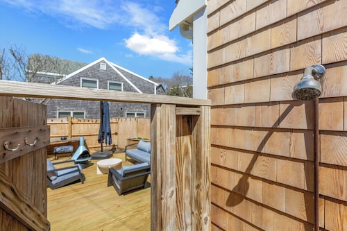 East End Midcentury 2-bedroom townhome Large back deck + short walk to Bay Beach