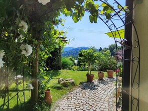 Property grounds - Far-reaching views & well-being Roof terrace with mountain panorama, exposed roof truss & pure nature (Wegscheid)