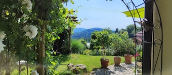 Pure romance & tranquillity - time out on the edge of the forest with mountain views and a tiled stove