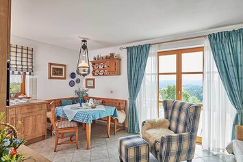 Wohnzimmer mit TV, Ohrenbackensessel, Kachelofen & FuĂbodenheizung