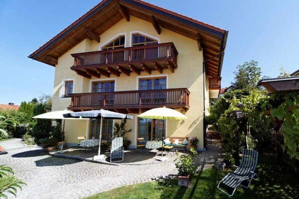 Erdgeschosswohnung mit Südterrasse & Weitblick auf Berge und Wald Außenansicht.
