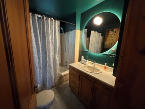 Hårtork, handdukar, tvål och toalettpapper