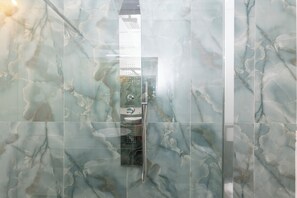 Deluxe vierpersoonskamer, uitzicht op stad | Badkamer | Een douche, een haardroger, badjassen, een bidet