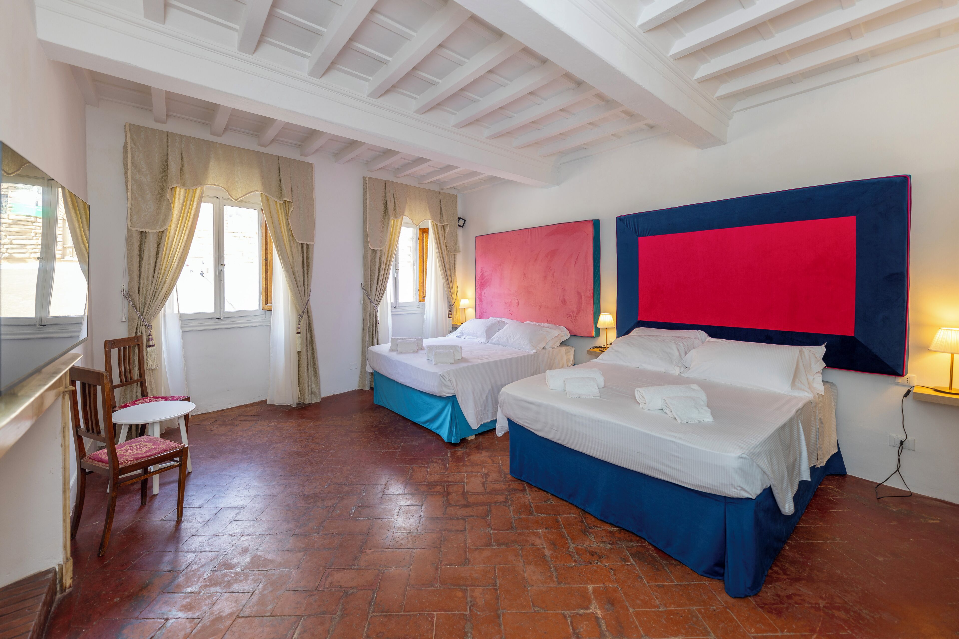 Quadrupla Deluxe, vista città | Minibar (con alcuni snack e alcune bevande gratis), tende oscuranti