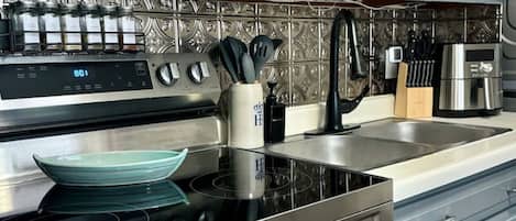 冰箱、微波炉、烤箱、炉灶