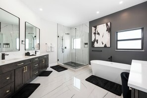 Shower, hair dryer, bidet, towels - Naples Amore - Heated Pool/Spa, Pizza Oven, Playground, EV Charger, Grill, 5BR (Naples)