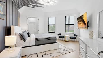 5 bedrooms, desk, iron/ironing board, travel crib