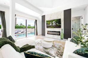 Smart TV, fireplace - Naples Amore - Heated Pool/Spa, Pizza Oven, Playground, EV Charger, Grill, 5BR (Naples)