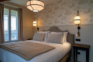 Grand Suite | Premium bedding, pillowtop beds, in-room safe, desk - Villa Edmond Hôtel & Spa - Maison Blanche Bièvres (Bièvres)