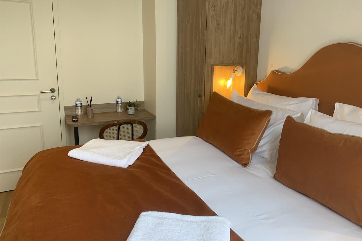 Quarto luxo, 1 cama King, vista para o parque | Cofres nos quartos, quartos à prova de som, Wi-Fi de cortesia