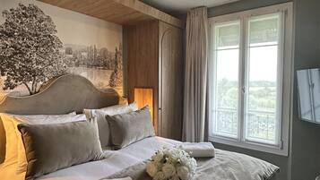 Standard Room, 1 Queen Bed, Garden View | In-room safe, soundproofing, free WiFi