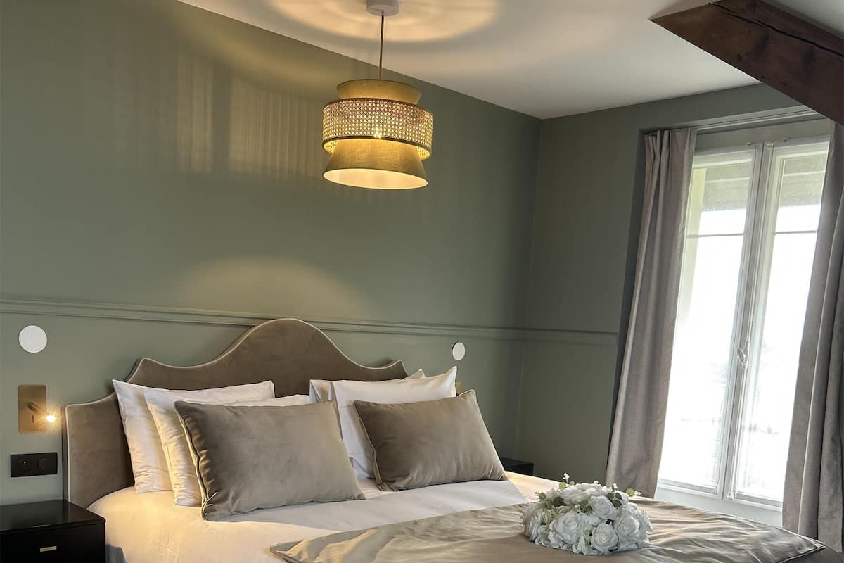 Quarto luxo, 1 cama King, vista para o parque | Cofres nos quartos, quartos à prova de som, Wi-Fi de cortesia