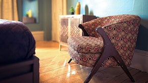 Een kamer met een gestreept fauteuil, een klein bijzettafeltje en een raam met gordijnen.