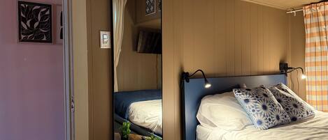 2 habitaciones, tabla de planchar con plancha, wifi y ropa de cama