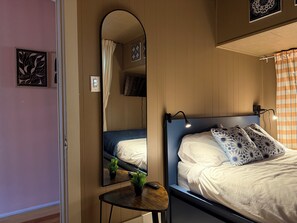 2 bedrooms, iron/ironing board, WiFi, bed sheets