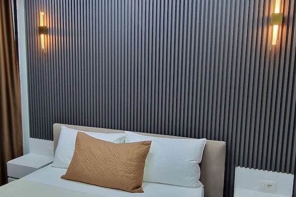 Deluxe Studio | Hypo-allergenic bedding, soundproofing, iron/ironing board, free WiFi