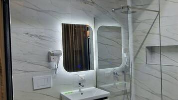 Studio Deluks | Kamar mandi | Shower, pengering rambut, sandal, dan handuk