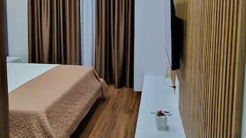 Deluxe Studio | Hypo-allergenic bedding, soundproofing, iron/ironing board, free WiFi