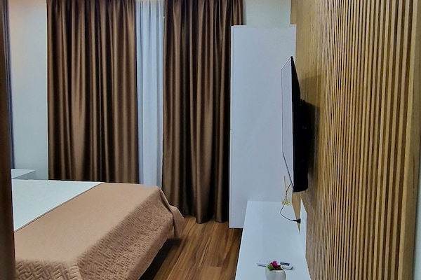 Deluxe Studio | Hypo-allergenic bedding, soundproofing, iron/ironing board, free WiFi