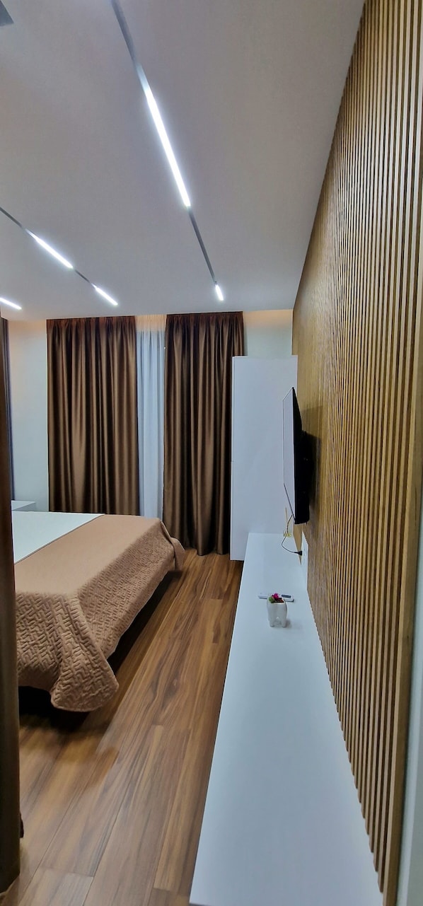 Deluxe Studio | Hypo-allergenic bedding, soundproofing, iron/ironing board, free WiFi