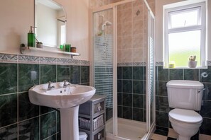 Douche, séchoir à cheveux, serviettes fournies, savon