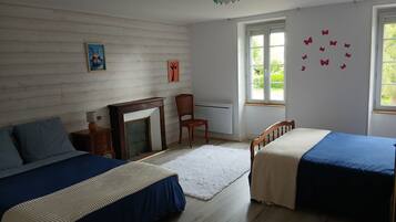 2 chambres, bureau, fer et planche Ă repasser, draps fournis