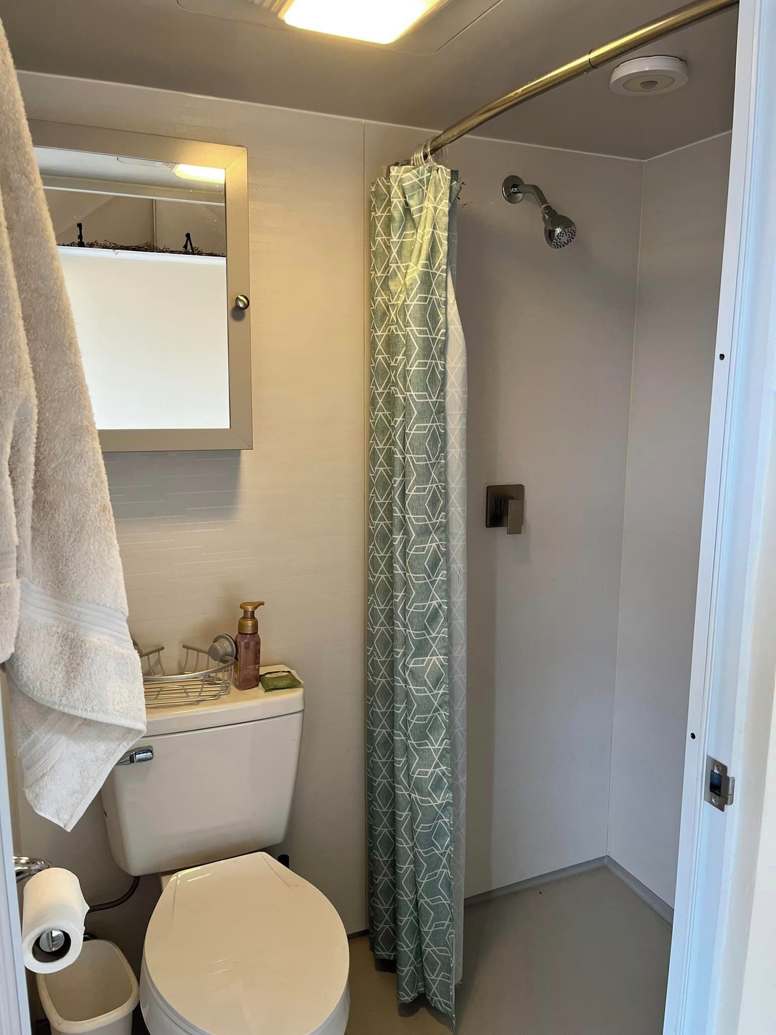 Regadera, toallas, papel de baño 