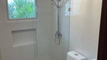 Douche, sèche-cheveux, serviettes fournies, savon