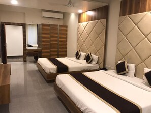 Family Room | Desk, laptop workspace, free WiFi