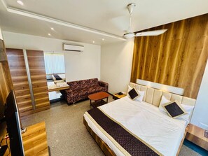 Superior Room | Desk, laptop workspace, free WiFi - Divya Hotel & Restaurant (Abu Road)
