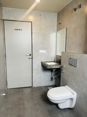 Deluxe Room | Bathroom | Shower, towels, soap, shampoo - Divya Hotel & Restaurant (Abu Road)