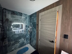 Dusche, Handtücher, Toilettenpapier