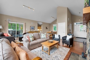 Living area - Silver Lake, Muskoka. 400 ft lake frontage. Near Gravenhurst, Dogs allowed (Gravenhurst)