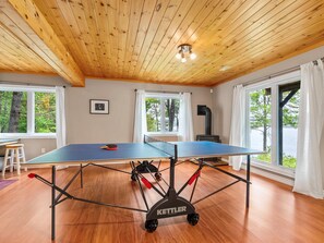 Games room - Silver Lake, Muskoka. 400 ft lake frontage. Near Gravenhurst, Dogs allowed (Gravenhurst)