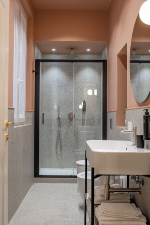 Deluxe Double Room, Balcony | Bathroom | Shower, free toiletries, hair dryer, towels