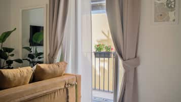 Habitación familiar, balcón | Caja de seguridad en la habitación y decoración personalizada