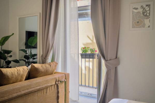 Familierom, balkong | Safe på rommet, individuelt dekorert og skrivebord for bærbar PC