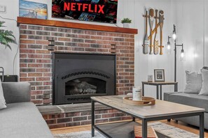 Smart TV, fireplace