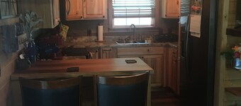 Cozy 2-bedroom cabin in charming Whittier with WiFi, AC