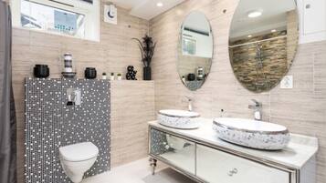 Apartment, 2 Bedrooms, Smoking, City View | Bathroom