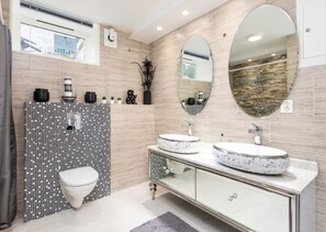 Apartment, 2 Bedrooms, Smoking, City View | Bathroom