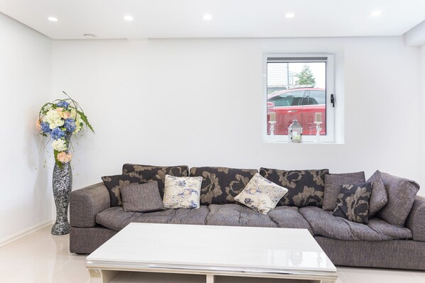 Apartment, 2 Bedrooms, Smoking, City View | Living room